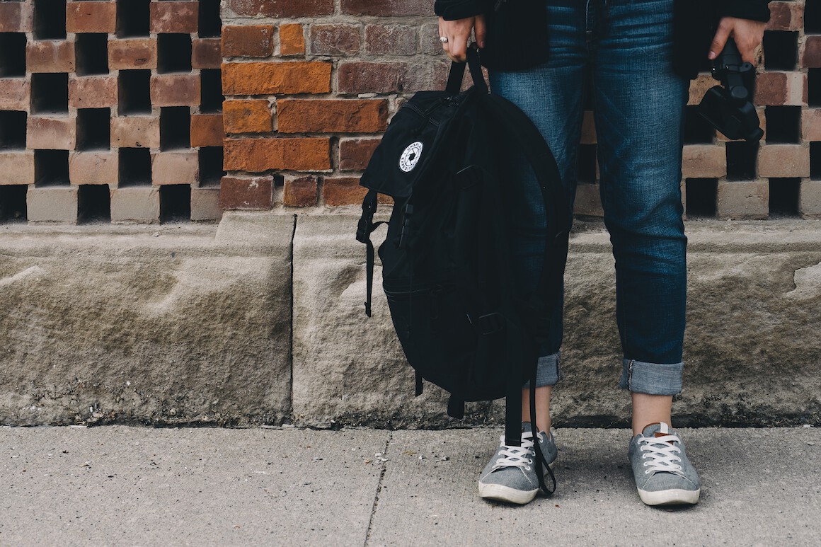 Hellenic Competition Commission (“HCC”) imposes fines of EUR 453,573 for resale price fixing on three undertakings active in the import / manufacturing, wholesale and retail sale of school bags following a settlement procedure*